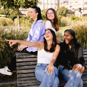 campus-bordeaux-inseec-mosaic-etudiantes-banc