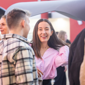 campus-chambery-inseec-mosaic-etudiante-souriante