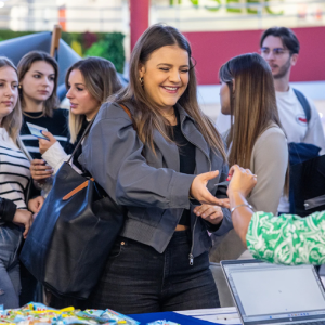 campus-chambery-inseec-mosaic-etudiante-stand-evenement