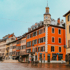 campus-chambery-inseec-ville-horloge