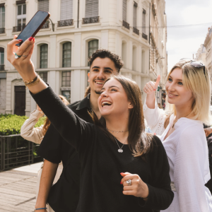 campus-lyon-inseec-mosaic-etudiants-selfie