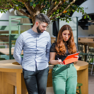 campus-paris-inseec-mosaic-etudiants-oranger