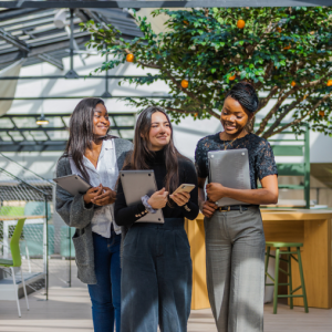 campus-paris-inseec-mosaic-groupe-etudiantes