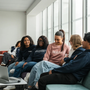 campus-slider-vr-campus-bordeaux-inseec-etudiants-salle-detente